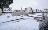 Ifrane sous la neige : circulation perturbée, les autorités en alerte